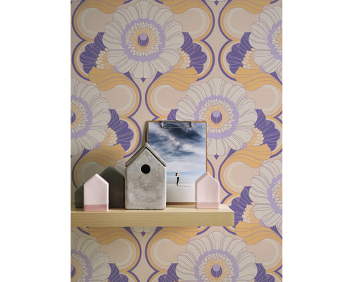 Bloemenbehang met grafisch patroon en decoratie op een plank