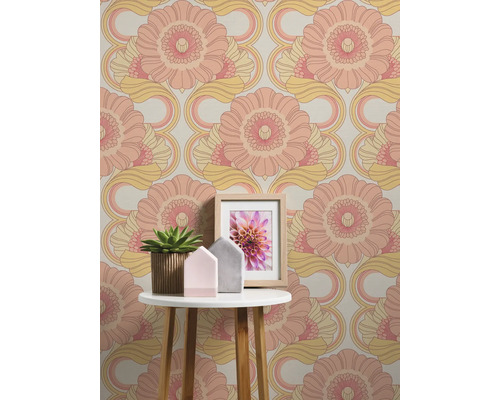 Kamer met retro bloemenbehang, een tafel met decoratie