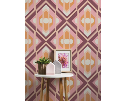 Kamerweergave met geometrisch behang, bijzettafel, potplant en fotolijst