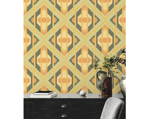 Behang met retro patroon achter een donkere kast