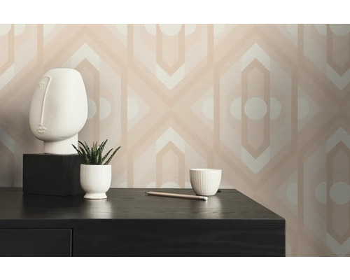 Wanddecoratie met grafisch patroon, decoraties en tafel