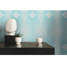 Kamer met geometrisch behang, plant en decoratie op een tafel