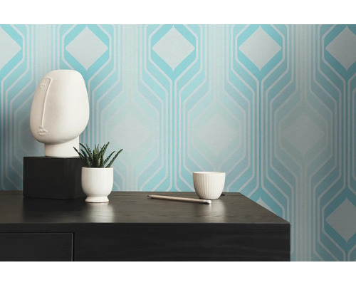 Kamer met geometrisch behang, plant en decoratie op een tafel