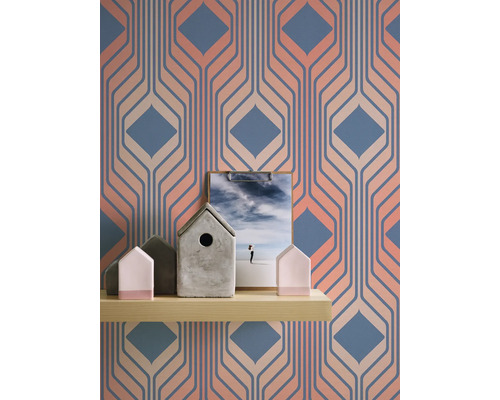 Kamerzicht met patroonbehang, houten plank, decoraties en foto