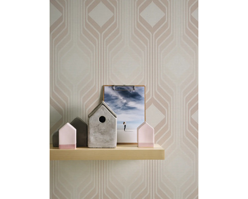 Behang met patroon en decoratieve elementen op een plank