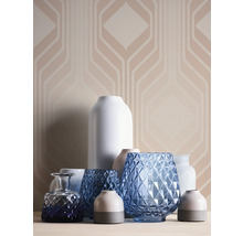 Diverse decoratieve vazen voor een behang met patroon