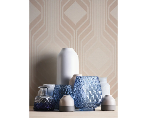 Diverse decoratieve vazen voor een behang met patroon