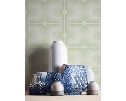 Arrangement van diverse vazen voor een behang met patroon