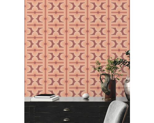 Behang met geometrisch patroon op een woonkamermuur