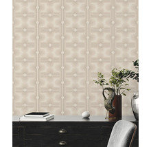 Woonkamerscène met patroonbehang, dressoir en decoraties