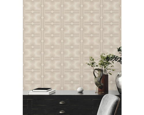 Woonkamerscène met patroonbehang, dressoir en decoraties