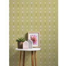 Scene met geometrisch behang, bijzettafel, kamerplant en fotolijst
