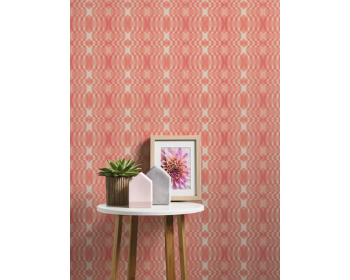 Decoratief behang met geometrisch patroon op een muur