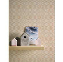 Decoratieve scène met patroonbehang, plank, huisdecoraties en afbeelding op klembord.