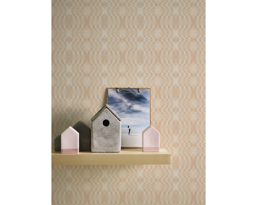 Decoratieve scène met patroonbehang, plank, huisdecoraties en afbeelding op klembord.