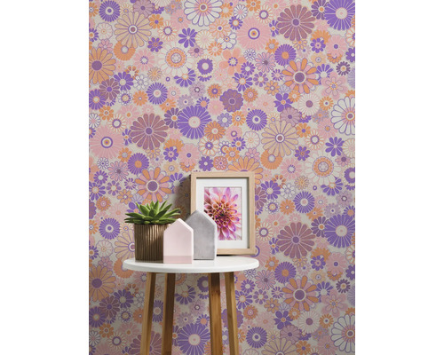 Kamerweergave met bloemenbehang in retrostijl, tafel en decoraties.