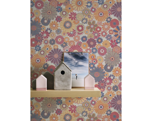 Bloembehang met decoratieve elementen op een plank