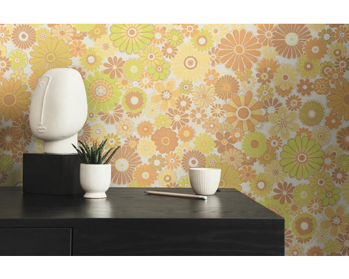 Kamer met retro bloemenbehang, hoofdsculptuur en plant