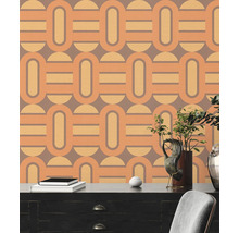 Kamer met retro behang met geometrische vormen in bruin en beige tinten.