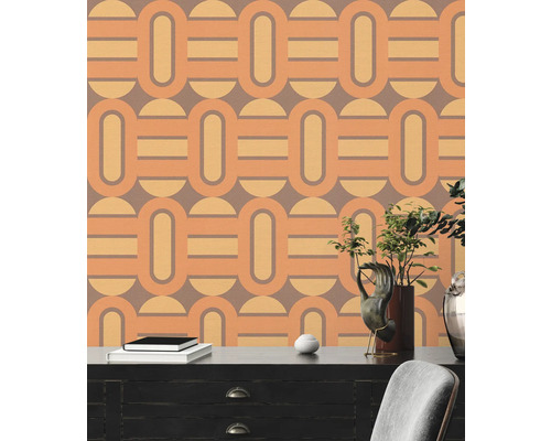 Kamer met retro behang met geometrische vormen in bruin en beige tinten.