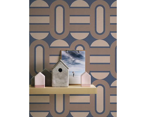 Plank met decoratieve huisjes en klembord voor retro behang