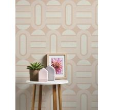 Scene met geometrisch behang, tafel, plant, huizen en foto