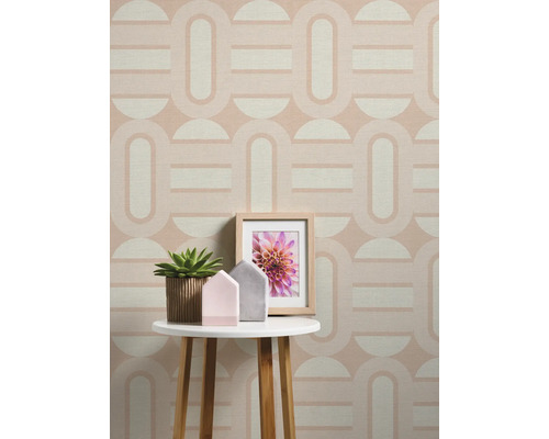 Scene met geometrisch behang, tafel, plant, huizen en foto