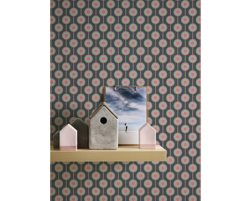 Behang met grafisch cirkelpatroon achter een plank met decoratie