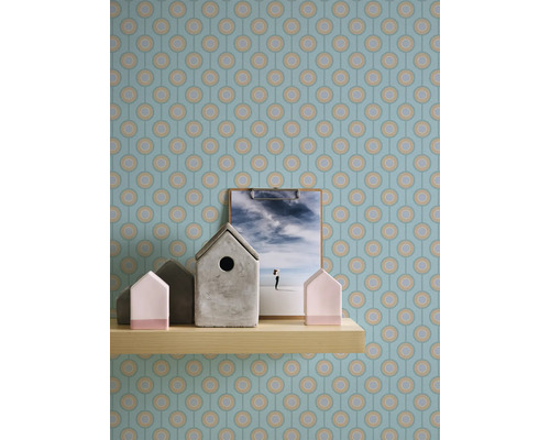 Kamer met retro behang, plank en decoratieve artikelen