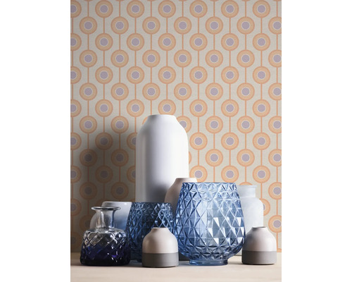 Decoratieve vazen in verschillende vormen en maten voor een retro behang met cirkelpatroon.