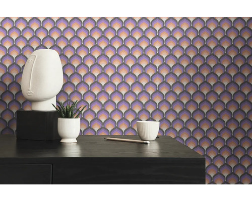 Close-up van een muur met retro behang in paars en bruin, met tafel, decoratie en plant