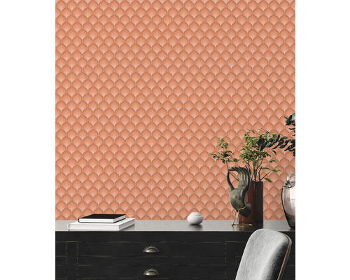 Kamerzicht met patroonbehang in visschubbenlook achter dressoir