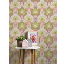 Decoratieve kamer met behang met patroon, tafel, kamerplant en fotolijst