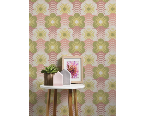 Decoratieve kamer met behang met patroon, tafel, kamerplant en fotolijst