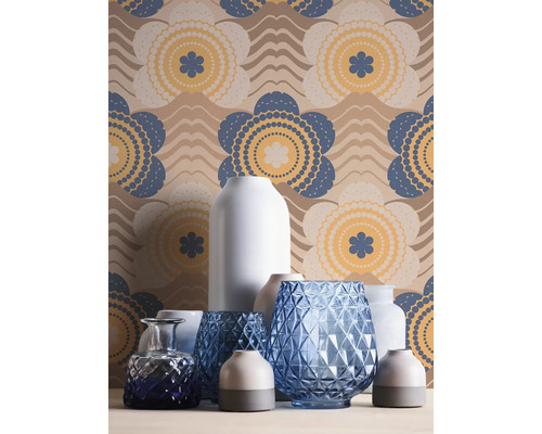 Diverse vazen voor een bloemetjesbehang