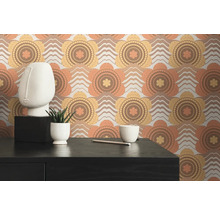 Scene met patroonbehang met bloemmotieven in een kamer.
