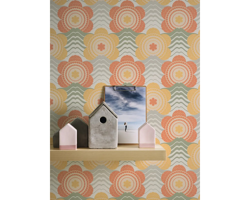 Bloemenbehang met decoratie op houten plank