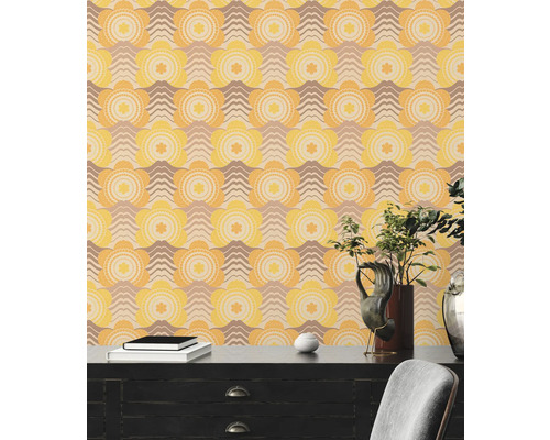 Behang met bloemmotief in geel en bruin