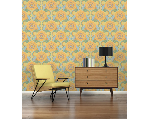 Interieurontwerp met behang met patroon, fauteuil en commode