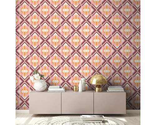 Kameroverzicht met patroonbehang en modern dressoir