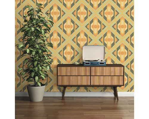 Woonkamer met patroonbehang, ladekast en kamerplant