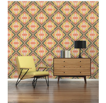 Kamer met patroonbehang, fauteuil en ladekast