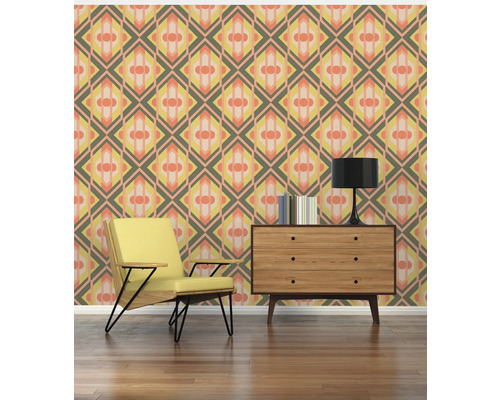 Kamer met patroonbehang, fauteuil en ladekast