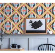 Decoratieve kamer met patroonbehang en ingelijste kaart