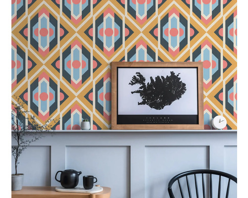 Decoratieve kamer met patroonbehang en ingelijste kaart