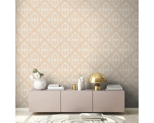 Kamer met geometrisch behang, dressoir en decoratieve artikelen