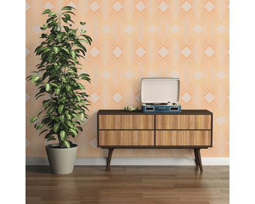 Decoratieve woonsfeer met patroonbehang, dressoir, kamerplant en platenspeler