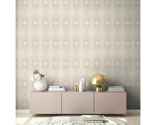 Woonkamer met behangpatroon, dressoir en decoratie