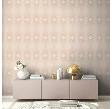 Woonkamer met behang met patroon, dressoir en decoraties voor een stijlvolle ambiance.