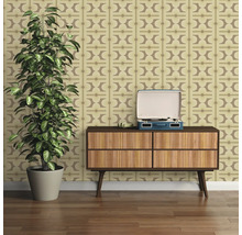 Woonkamer met patroonbehang, dressoir en kamerplant